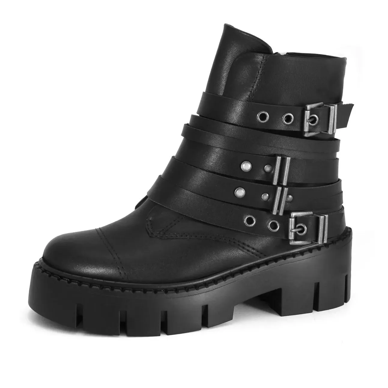 Vista lateral da bota feminina Ramarim coturno cano baixo preta com detalhes metálicos
